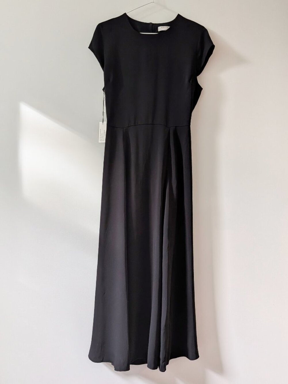 Babaton Black Cap-Sleeve Midi Dress